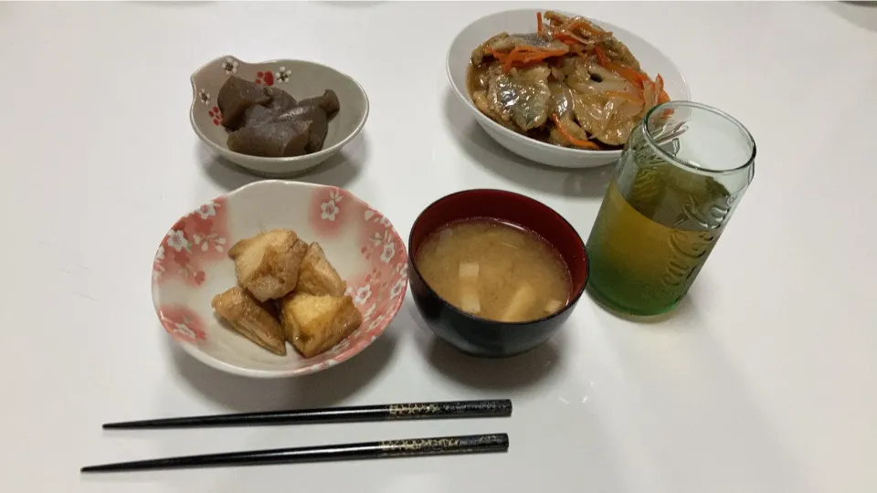 Snapdishの料理写真:作り置き使ったりして晩御飯。☆鯵の南蛮漬け☆厚揚げの生姜煮☆ちぎり蒟蒻のピリ辛煮☆みそ汁（キャベツ、あさり、揚げ）、ご飯は長男が炊いてくれた(^^)|Saharaさん