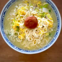 Snapdishの料理写真:サッポロ一番塩ラーメン梅干しのっけ