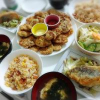 夕食(*^^*)
チャーハン
豚肉ピカタ
鱈とキャベツとしめじ焼き
野菜ピクルス
ホタテと卵と海苔フレークの中華スープ