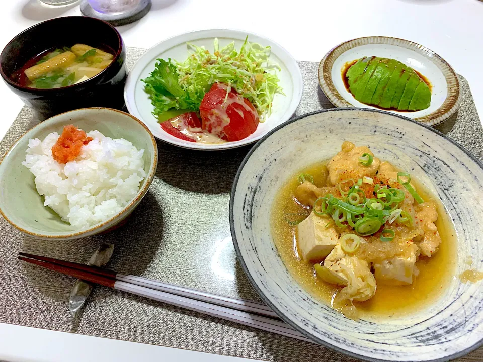 ばんごはん。ささみと焼き豆腐のみぞれ煮、アボカド、サラダ、お味噌汁。|yukiさん