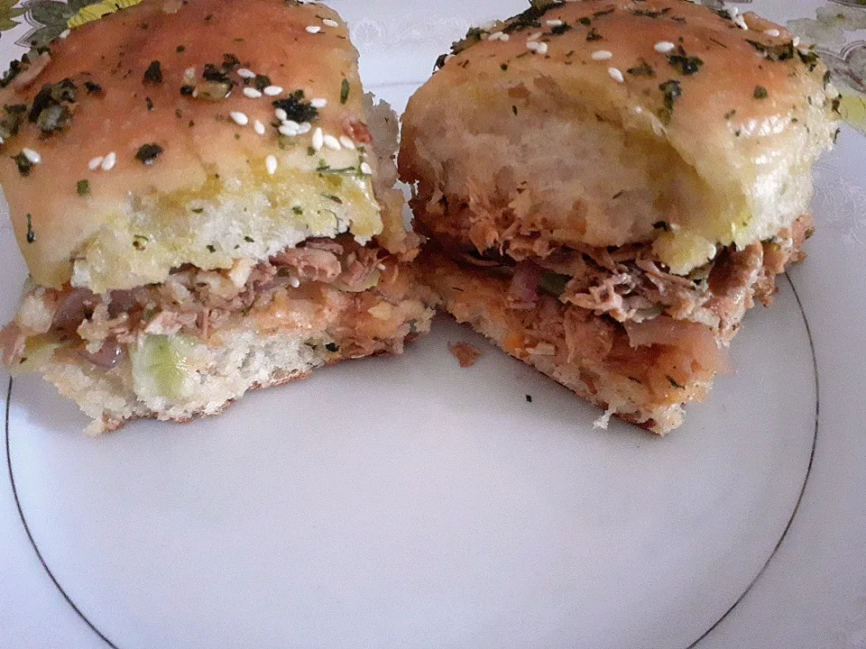 BBQ sliders with chicken n cheese
with sesame and parsley buns|Munchiverseさん