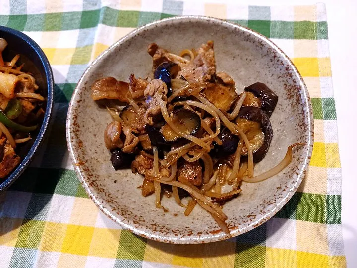 茄子と豚肉の甘辛炒め

豚バラ肉
茄子
もやし
かけてみそ(甘味噌だれ)

豚バラ肉は、塩胡椒して炒め
輪切りにした茄子も豚肉の油で
炒めて、もやしを加えて
甘味噌だれで味付けして
七味唐辛子をお好みで♪|ポロポロさん