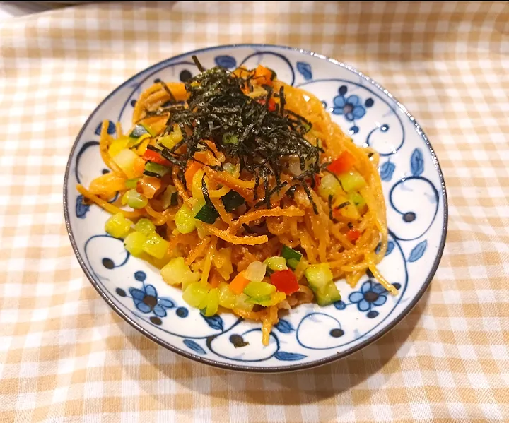 明太子パスタ

ZENBパスタ(大豆で出来た麺)
ヘルシーで大豆の栄養も摂取出来て
最近のお気に入り♪

フライパンに麺がかぶる位のお水で
茹でて、茹であがったら、
お湯を捨てて
オリーブオイルで炒めて
5種類の野菜グリルミックス(Oisix)
を加えて、明太子パスタソースで
合えるだけ！

仕上げに　刻み海苔で
出来|ポロポロさん