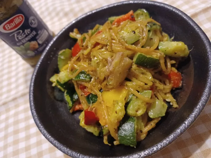 Snapdishの料理写真:野菜たっぷりバジルパスタ


ZENBパスタの麺で
冷凍野菜グリル(Oisix)
ズッキーニ
赤パプリカ
黄パプリカ
茄子
ペーストパジルソース

フライパンで大豆麺を茹でて
茹で上がる直前に冷凍野菜を
加えて、お湯を捨て

野菜には軽く塩をふり
バジルペーストで炒めて
出来上がり！

これまた　簡単パスタ♪|ポロポロさん