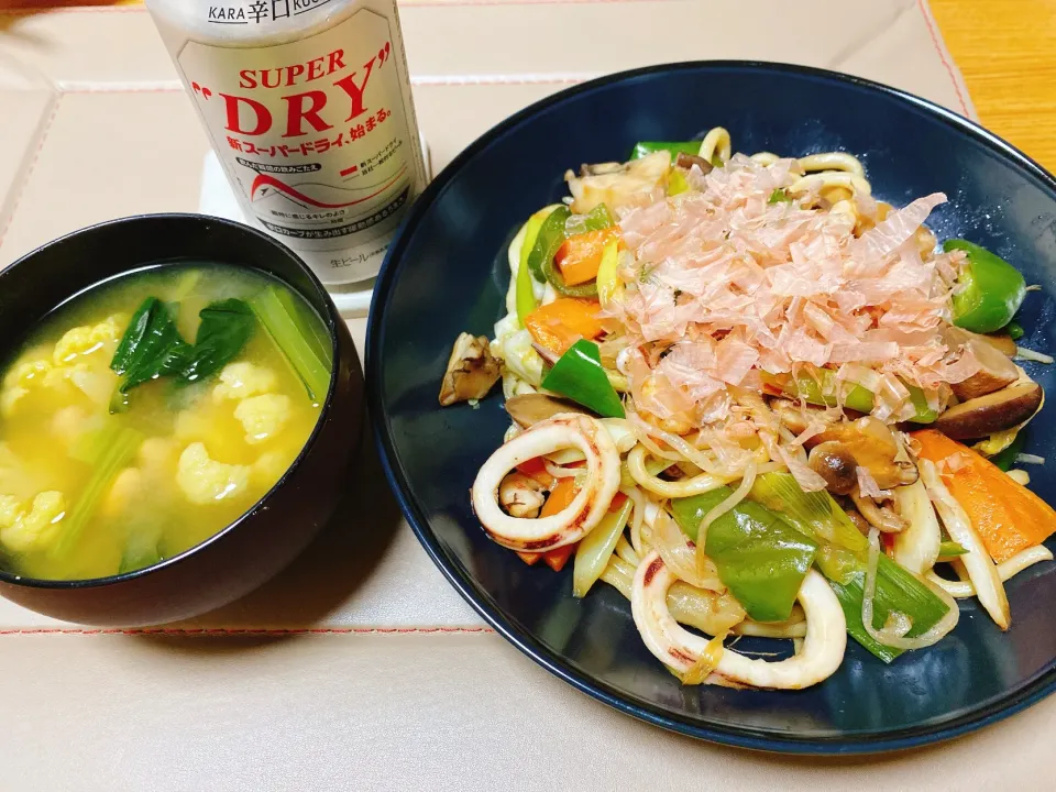 Snapdishの料理写真:焼きうどん
ミニカリフラワーと小松菜の味噌汁|naoさん