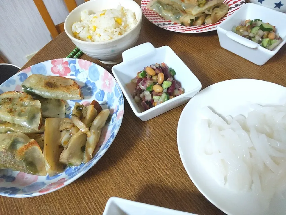 大葉と豚肉のたたみ餃子
白ナスのポン酢炒め
とうもろこしごはん
ミックスビーンズときゅうりの梅バジルサラダ
イカの刺身|尚さん