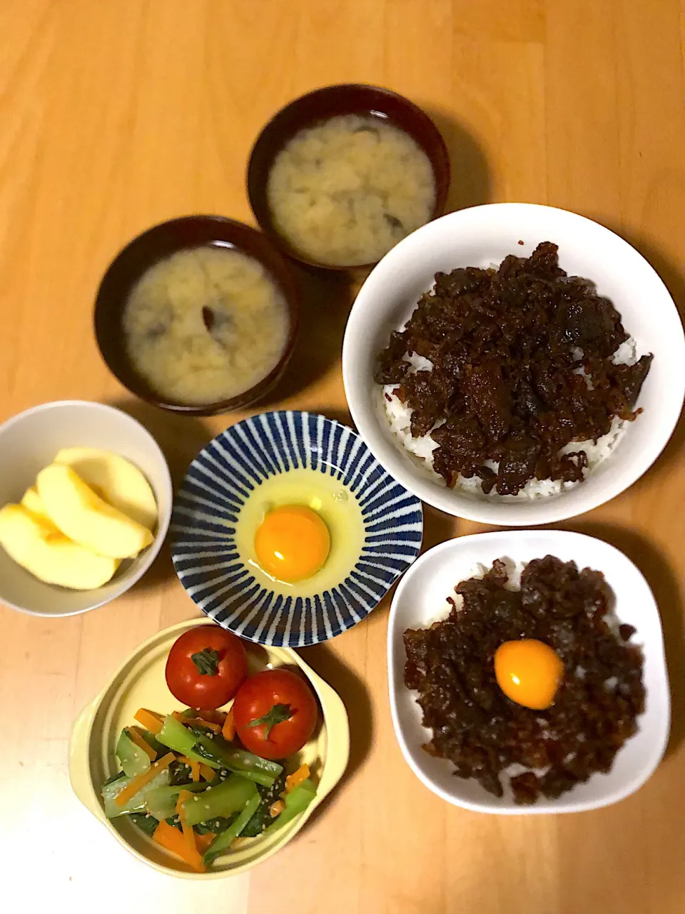 牛タン月見丼　しじみ汁　チンゲンサイと人参の胡麻おひたし　トマト　りんご|そのみさん