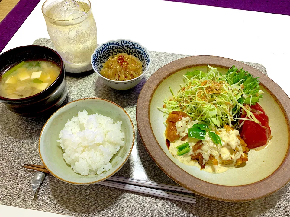 ばんごはん。鳥モモのチキン南蛮、しらたきのきんぴら、お味噌汁。|yukiさん