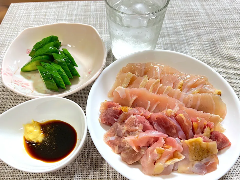 鳥刺しときゅうりの浅漬けで晩酌|shibazakiさん