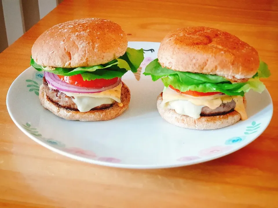 Low fat beef burger with, brown bread, low fat cheese, tomato, lettuce, red onion, cucumber and burger sauce.|Aldin Alicさん