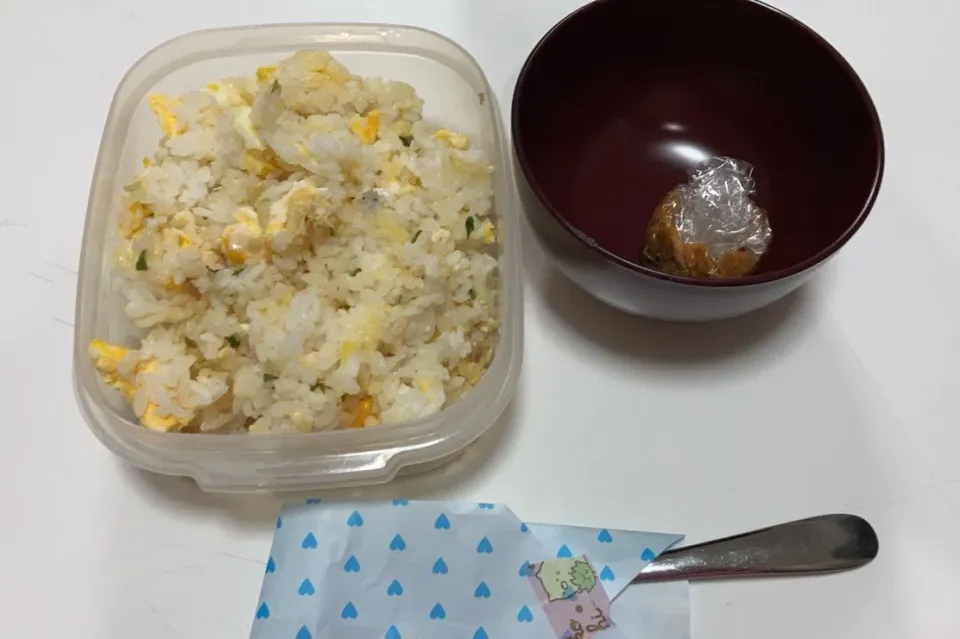 パパ弁☆塩ダレ炒飯☆みそ玉。昨日、パパが食べて、残った五島うどん。子供達が「朝食べる‼︎」と言うので朝からテーブルにドーン(^^)|Saharaさん