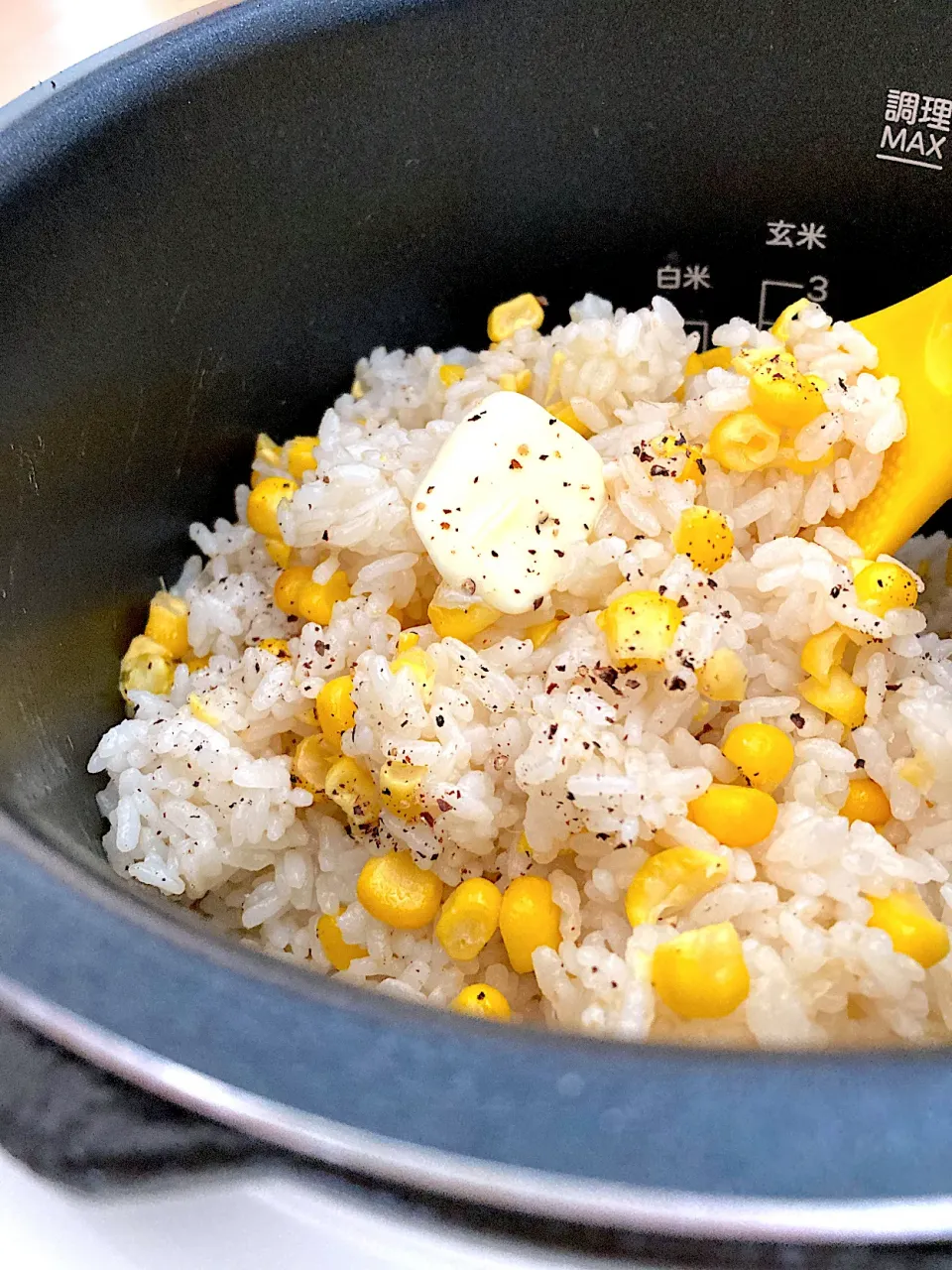 とうもろこし🌽炊き込みご飯😻芯も一緒に炊いた後、仕上げにバターと黒胡椒〜🎵|さくたえさん