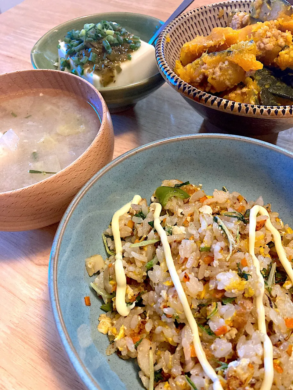 炒飯、蕪のお味噌汁、南瓜煮物、メカブやっこ((´艸｀*))|さくたえさん