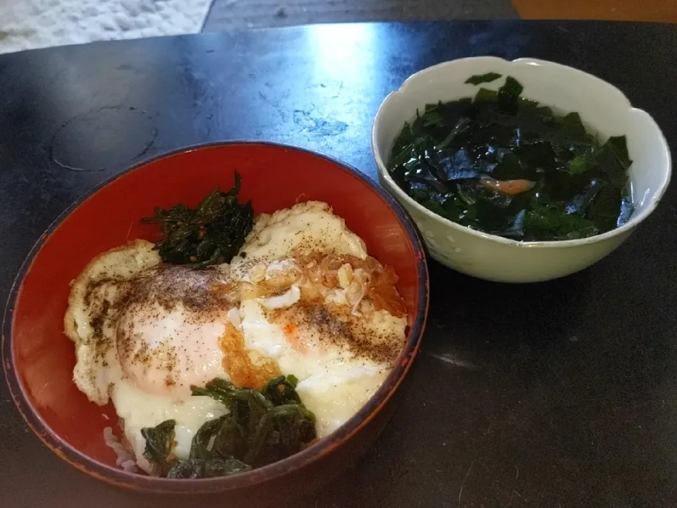 夜勤明けにんにく醤油で目玉焼き丼とわかめとほうれん草の梅風味すまし汁|Tarou  Masayukiさん