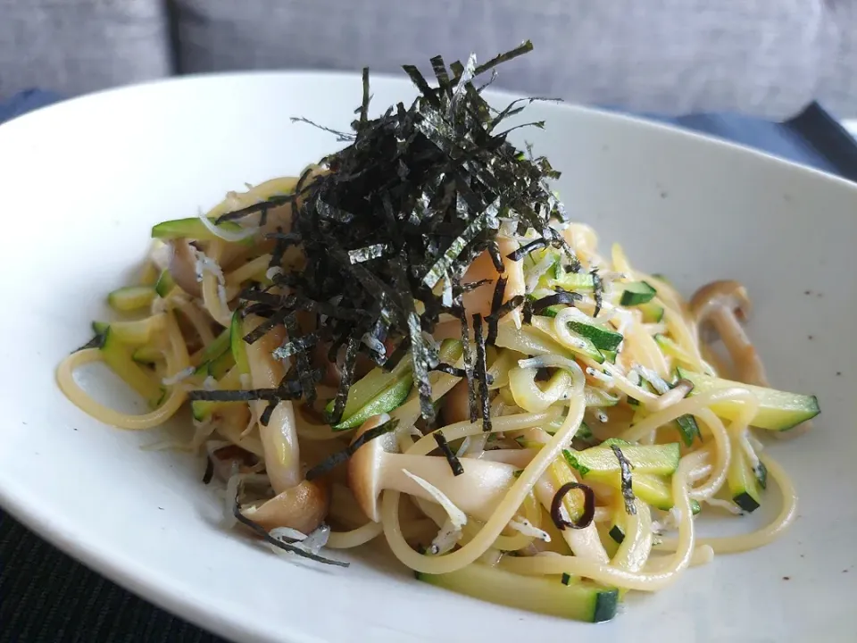 しらす、しめじ、ズッキーニのペペロンチーノ|しあるさん