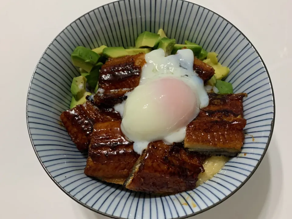 ウナ玉トロロアボカド丼|卍さん