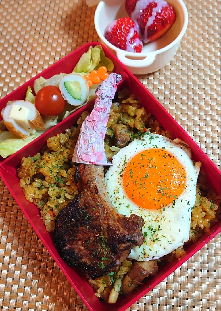 カレーチャーハンと骨付きラム肉でお弁当🍱|ポチさん