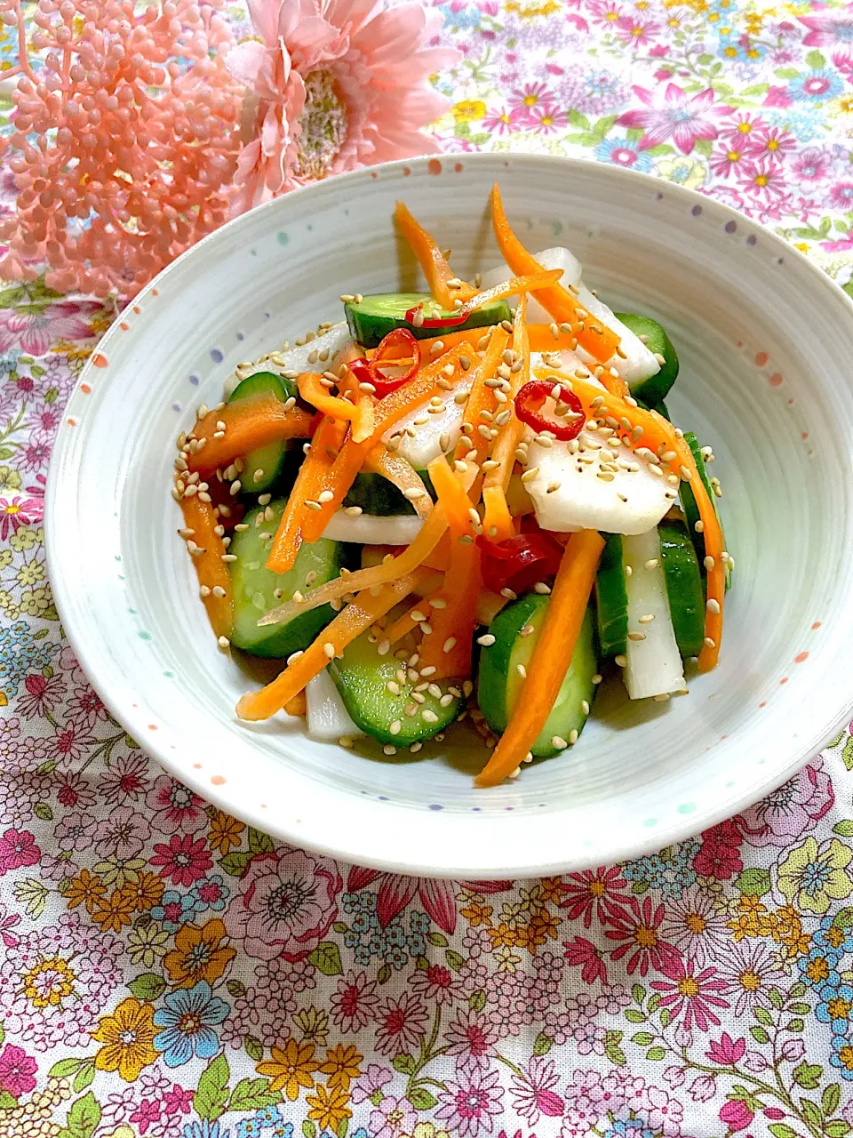 からあげビールさんの料理 【おうち居酒屋ごはん】勝ち飯のお供に!三色野菜のほんだし浅漬け|ringonamaさん