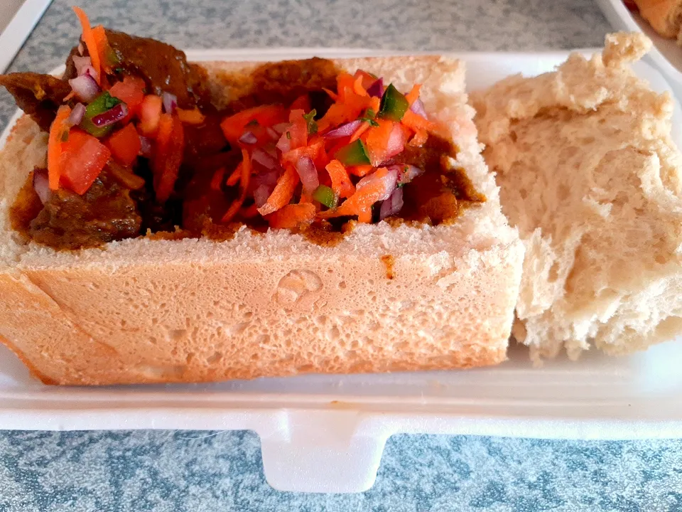 Snapdishの料理写真:chicken curry bunny chow with sambal|Munchiverseさん