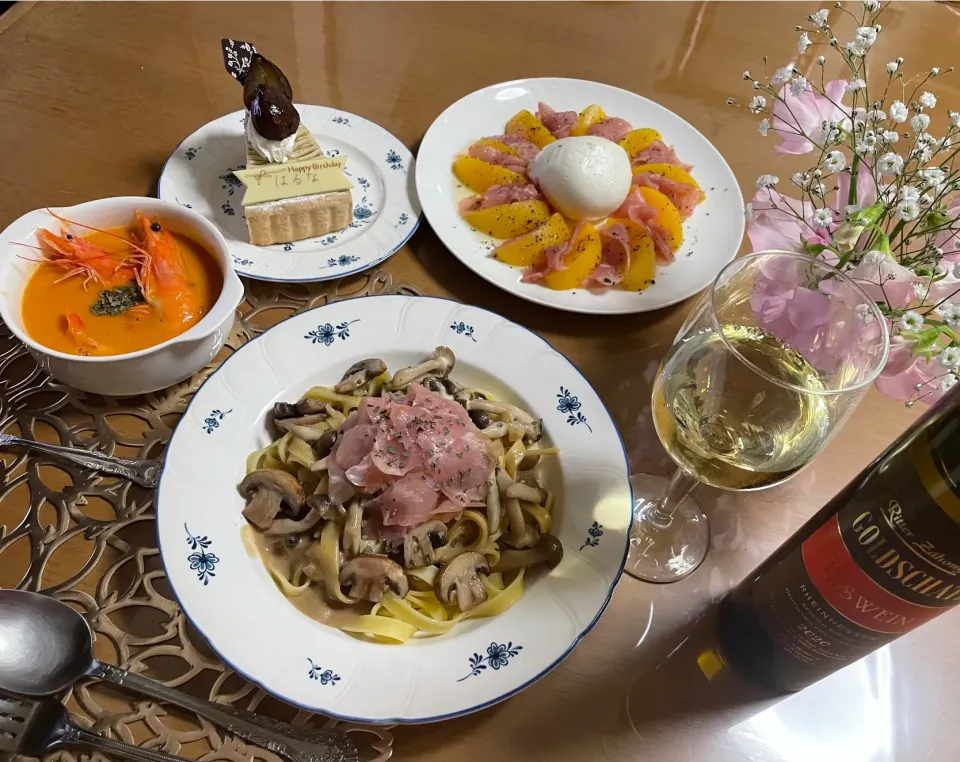 きのこたっぷりポルチーニパスタ🍄、桃と生ハムのカプレーゼ🍑、エビのビスク🦐|はるさん