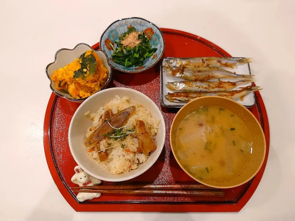 角煮ご飯、ししゃも、モロヘイヤのおひたし、カボチャのそぼろ煮、なめこと大根の味噌汁|sorsmdさん