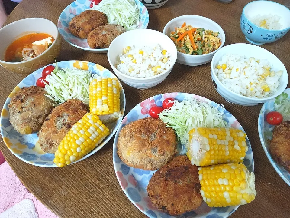 Snapdishの料理写真:コロッケ
とうもろこし
とうもろこしごはん
春雨サラダ
キムチチゲスープ|尚さん