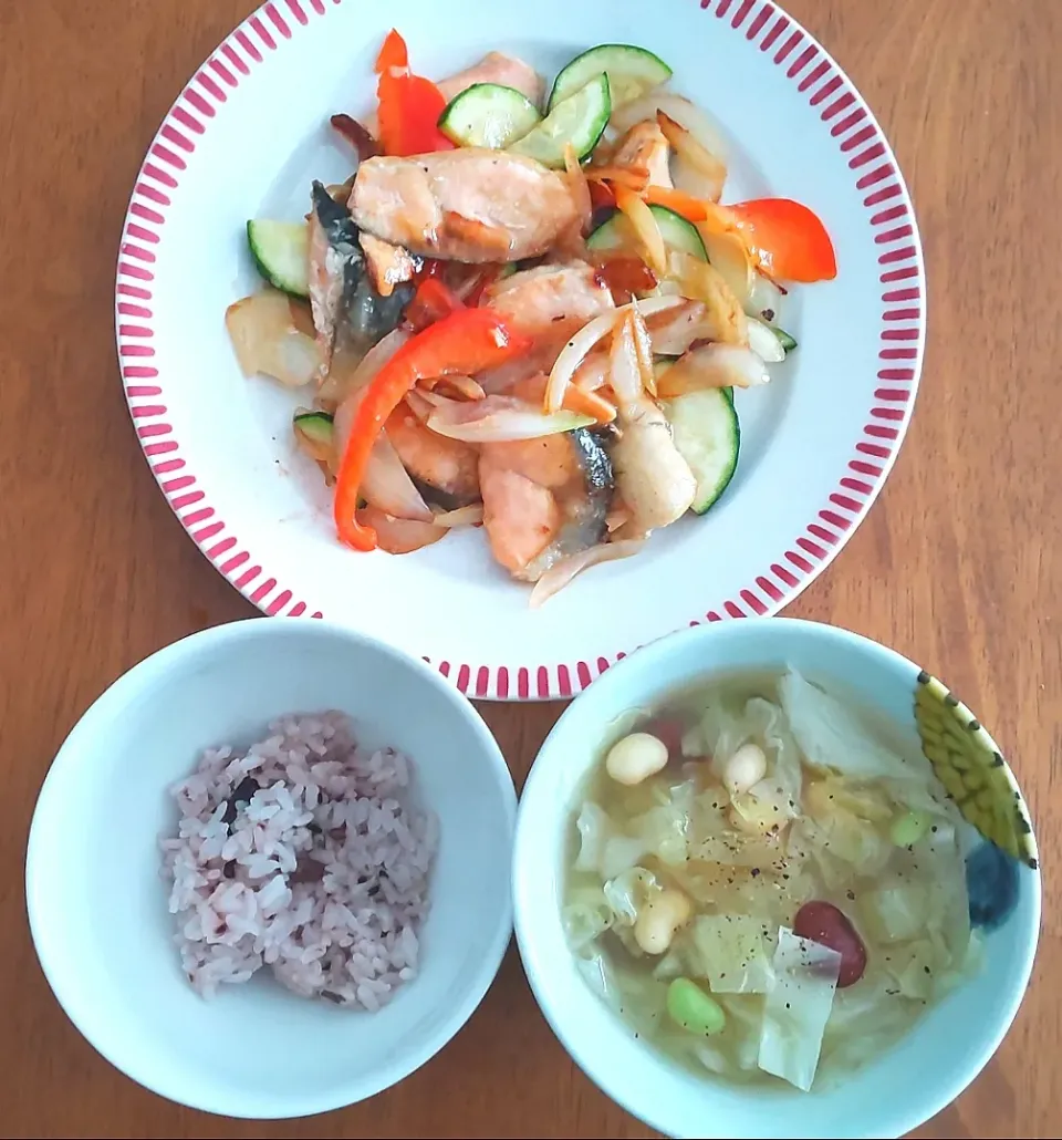 Snapdishの料理写真:2022 0801　焼きサーモンと野菜のレモンソース炒め　キャベツと豆のスープ|いもこ。さん