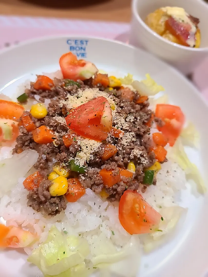 トマトたっぷり彩り大豆ミートタコライス😋🍅|みぽりん♪さん