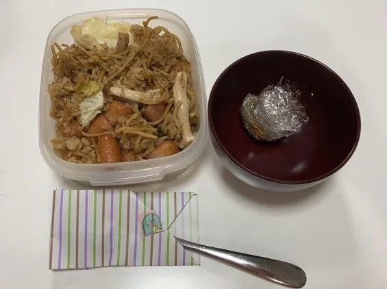 パパ弁☆そば飯☆みそ玉。昨日は長男と娘が２杯ずつ食べて、炒飯分残らず💦|Saharaさん