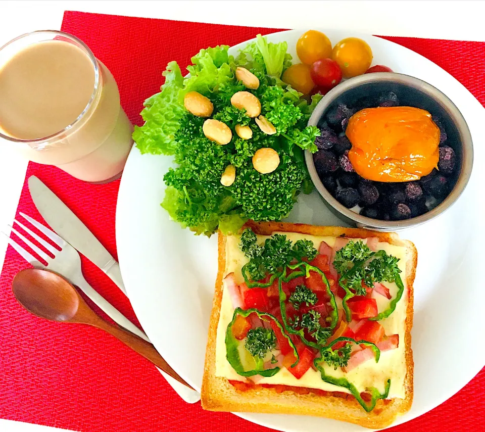 今日の胃袋泥棒笑笑はピザトースト🍕チーズ豆トッピングサラダ🥗杏子ブルーベリーヨーグルト🫐コーヒー牛乳🥛☕️|HAMI69さん