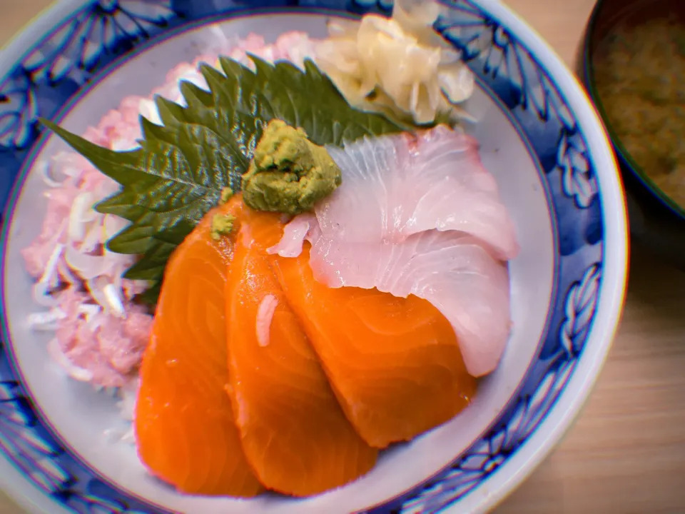 Snapdishの料理写真:はまちサーモンネギトロ丼|himari☺︎さん