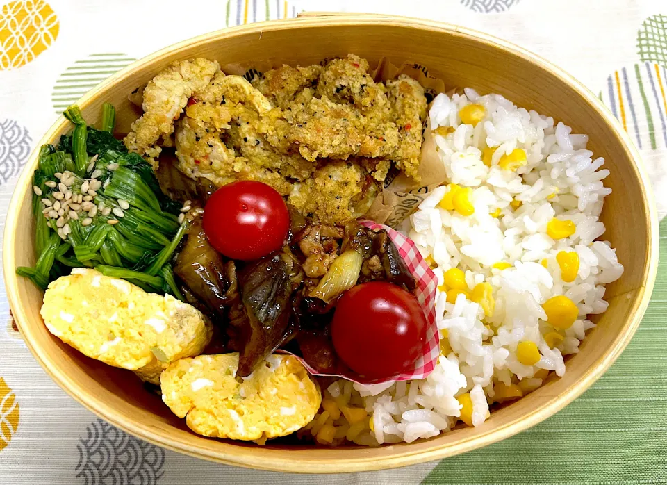 茄子味噌炒め、カレー炒め、玉子焼き、とうもろこしご飯🍱|なお🅿️さん