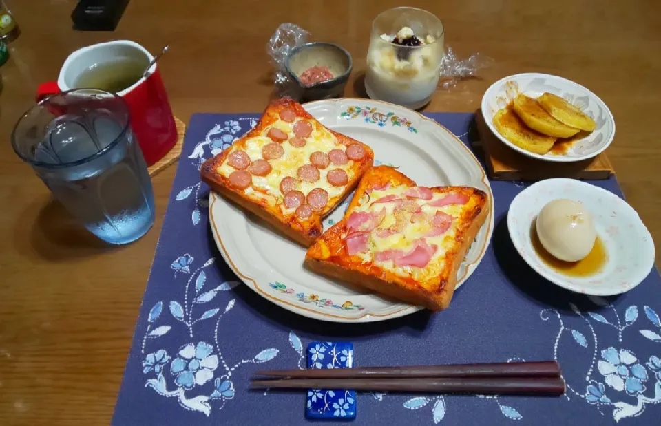 三種のチーズのピザトースト&ガーリックピザトースト(昼飯)|enarinさん