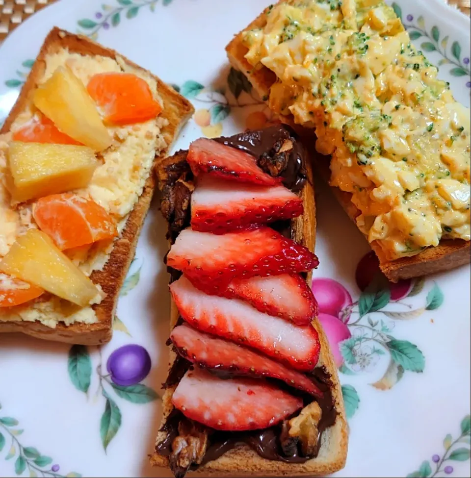 超熟食パンでオープンサンドの朝ごはん🌄
(チーズケーキに果物、ヌテラにイチゴ、卵とブロッコリー和え)|ポチさん