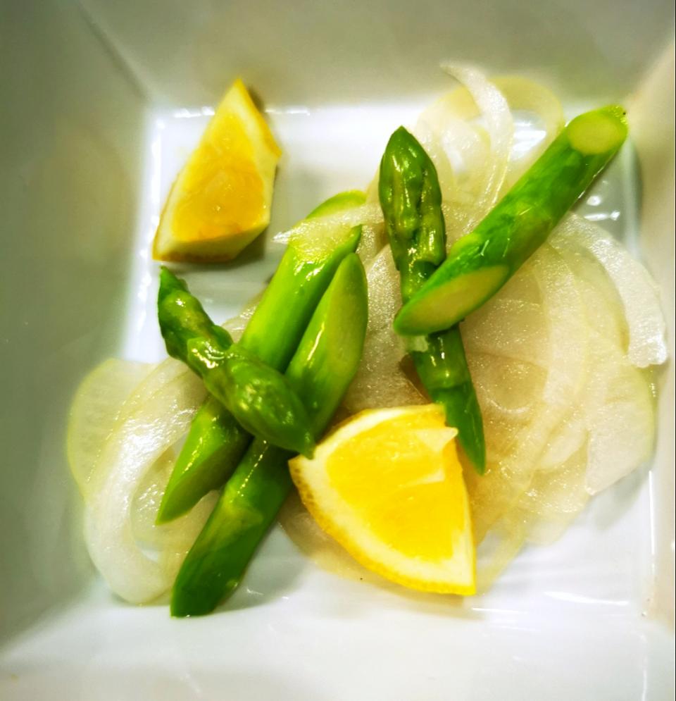 アスパラと玉ねぎのレモンがけ👌グ〜です😀