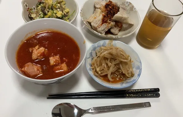 作り置き色々晩御飯☆ミネストローネ☆豆苗としめじの卵炒め☆茹で豚の食べラーポン酢☆もやしの旨辛ナムル|Saharaさん