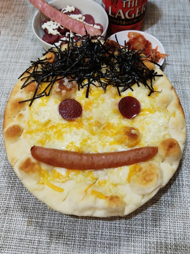 Snapdishの料理写真:チーズピザに顔を描く

チーズピザには、サラミとソーセージと海苔が合うのです。
でも、これをカットすると不公平感バリバリ。|Rピージャーさん