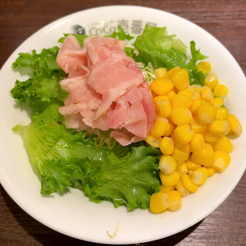 パストラミ＆コーンサラダ🥗🌽🥓|るみおんさん