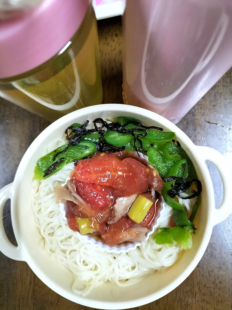 私弁当🍱
　素麺　　
トマトジュレつゆ😄
職場の冷蔵庫に入れといて
お昼です|miimiさん