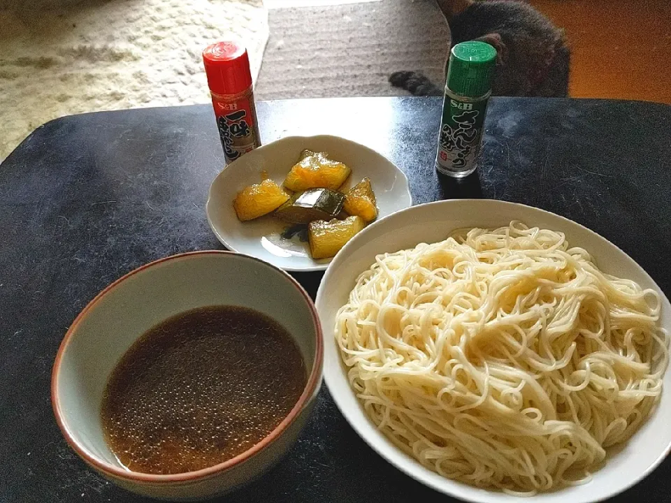 Snapdishの料理写真:休みの朝は素麺・ストックしてた黄金だし＋醤油他のつけ汁・黄金だし使った冬瓜煮をお好みの香辛料で|Tarou  Masayukiさん