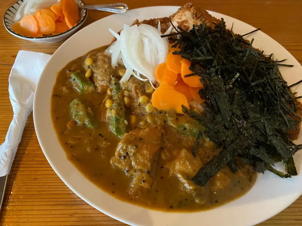 夏チキンと極辛キーマクラシックのあいがけのりだく🔥🍛味玉トッピング🥚ピクルスマシマシ🥒|buhizouさん