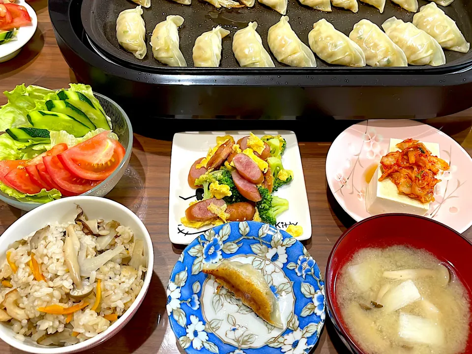 餃子　炊き込みご飯　長芋ときのこの味噌汁　キムチ奴　ブロッコリーとウインナーの卵炒め　サラダ|おさむん17さん