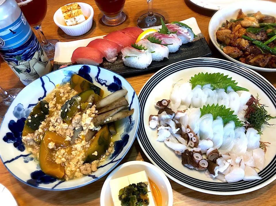 Snapdishの料理写真:南瓜とごぼうの鶏と豆腐の餡掛け　タコ刺身　冷奴の葱胡麻油タレ　etc|じゅんさんさん