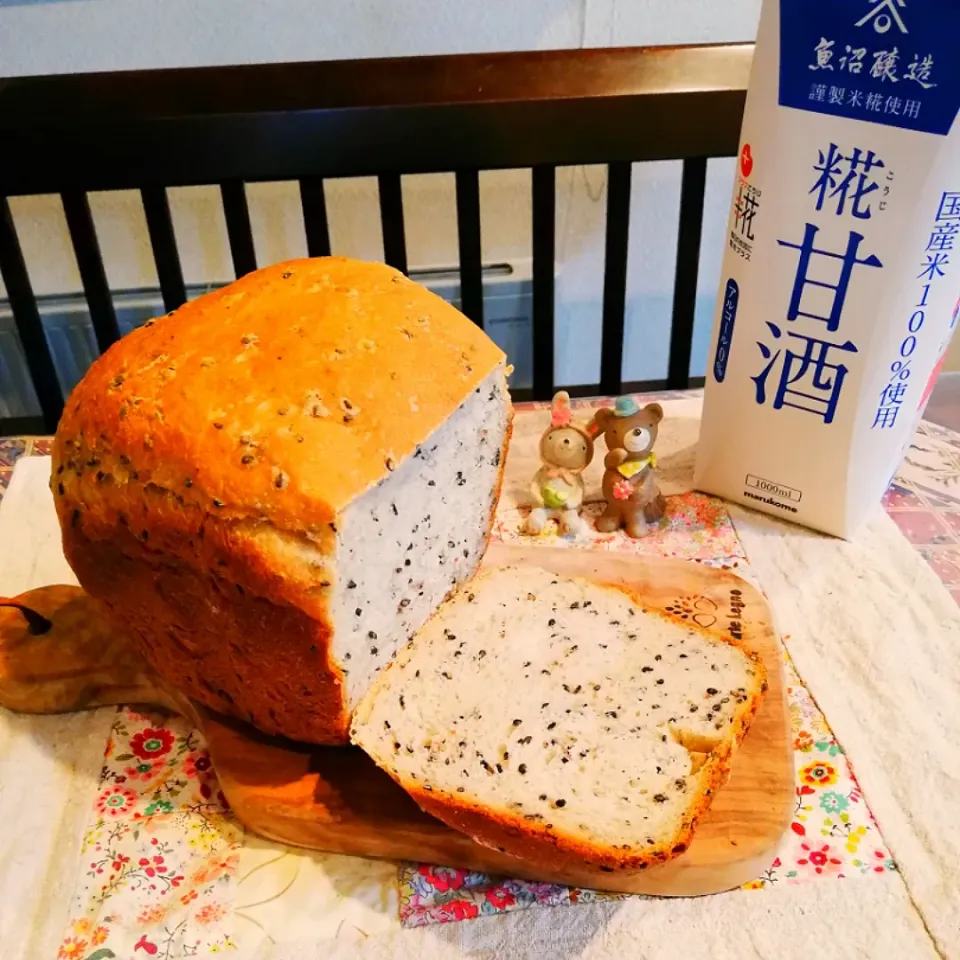 甘酒玄米ゴマパン🍞|naonaomimichanさん