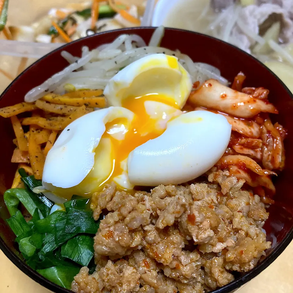 Snapdishの料理写真:単身赴任中の男飯(ビビンバ丼)|おおもりの星さん