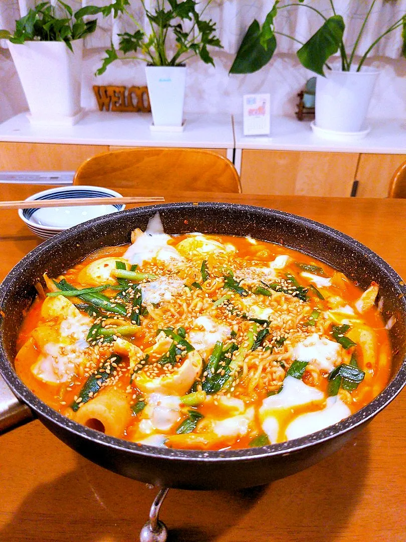 Snapdishの料理写真:※第2段※チーズラポッキ。サリ麺導入★更に美味しく味変しましたぁ。食べ過ぎても飽きない味。|yuriさん