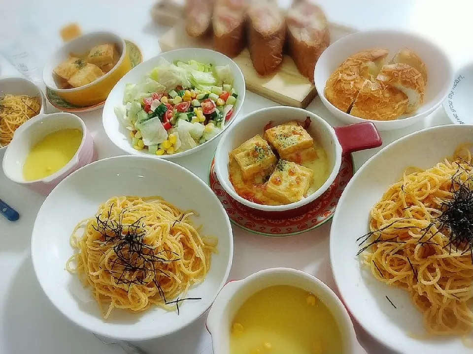 Snapdishの料理写真:夕食(*^^*)
たらこバター醤油パスタ🍝
厚揚げベーコンチーズ焼き
サラダ🥗(レタス、きゅうり、トマト、コーン)
ベーコンチーズフランスパン
カマンベールチーズパン
コーンスープ|プリン☆さん