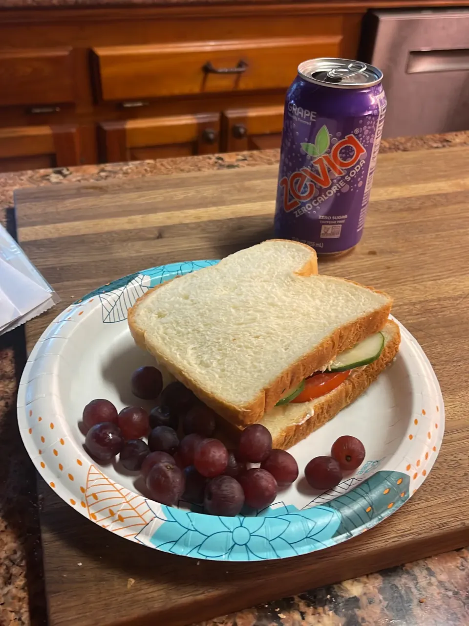 Cucumber tomato tuna sandwich with grapes|suさん