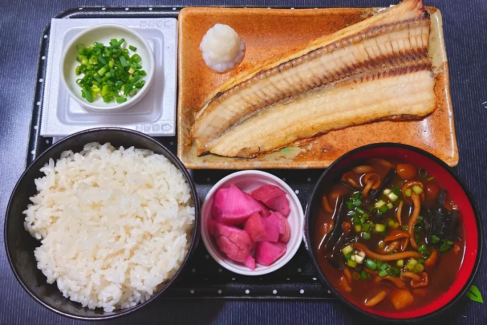 今日の朝ごはん（ご飯は富山県産にこまるに、太刀魚一夜干、納豆、赤だしのなめこ汁、赤かぶ漬）|Mars＠釜飯作り研究中さん