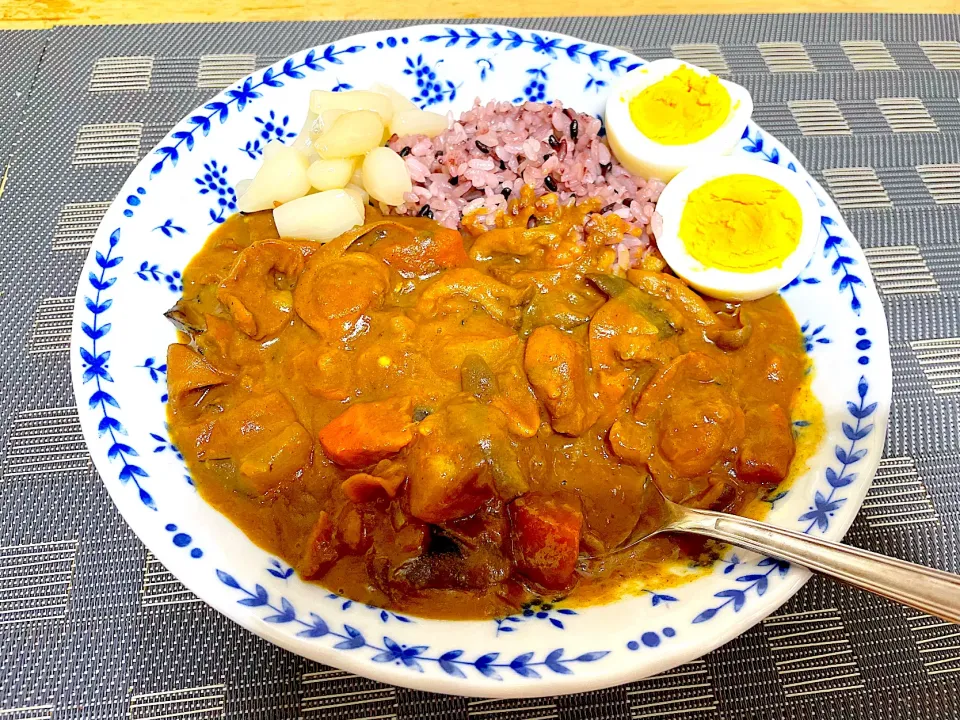 Snapdishの料理写真:帆立稚貝と白つぶごろごろカレー|ゆっちこさん